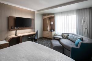 Televisyen dan/atau pusat hiburan di Courtyard by Marriott Pullman