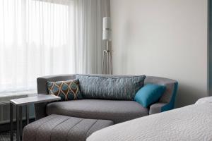 Ruang duduk di Courtyard by Marriott Pullman