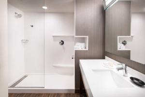 Bilik mandi di Courtyard by Marriott Pullman