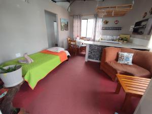 - un salon avec un lit et un canapé dans l'établissement Mí oficina, à Puerto Ayora