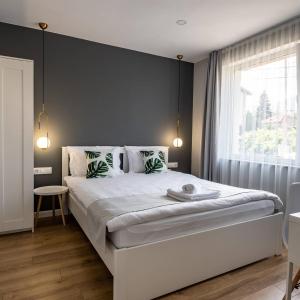 una camera da letto con un letto grande con una grande finestra di The House-Kamenitza Апартамент и релакс зона a Velingrad Altre 18 foto
