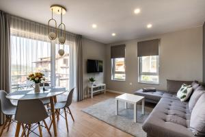 un soggiorno con un divano e un tavolo di The House-Kamenitza Апартамент и релакс зона a Velingrad