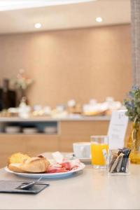 a plate of food on a table with orange juice at HOTEL AVENIDA 22 Sector de escenarios deportivos y clinicas in Santa Marta