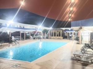 uma grande piscina à noite com luzes em Motel 6-Canon City, CO 719-458-1216 em Canon City