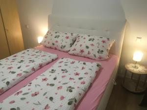 מיטה או מיטות בחדר ב-2 Z. FeWo barbo-Wanderparadies