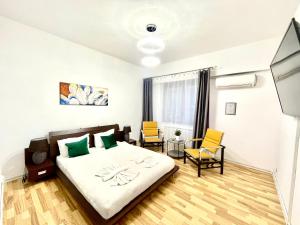 Un dormitorio con una cama grande y dos sillas. en Old City Tonitza Studio, en Bucarest