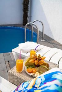 a plate of fruit and two glasses of orange juice at SAPANCA KIYI BUNGALOV&CAFE in Sakarya