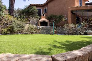 a house with a lawn in front of a yard at Villa Federica: Natura e Mare in Torre delle Stelle