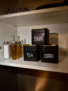 un estante con tres recipientes de té y café en Attraktives City Appartement, en Bremen