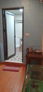 ein Badezimmer mit einer Glastür, die zu einer Badewanne führt. in der Unterkunft Discovery Hotel in Sa Pa