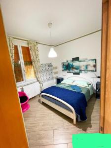 1 dormitorio con 1 cama con edredón azul en Casa orchidea, en Génova