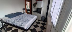 Ένα ή περισσότερα κρεβάτια σε δωμάτιο στο Chambre privative à st remy en mauges