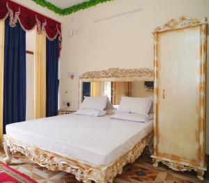1 dormitorio con 1 cama con marco ornamentado en Xen Icon Heritage - Bakkhali, en Bakkhali