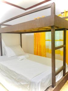 sypialnia z łóżkiem piętrowym z białą pościelą w obiekcie Masayay Homestay With Starlink Wifi w mieście Santa Monica
