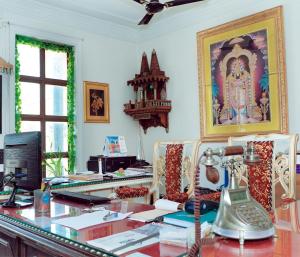 Habitación con escritorio, ordenador y sillas. en Xen Icon Heritage - Bakkhali, en Bakkhali