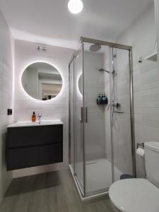 ein Bad mit einer Dusche, einem Waschbecken und einem WC in der Unterkunft Alicante El Campello 1º línea de playa in El Campello