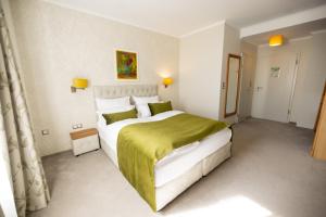 Łóżko lub łóżka w pokoju w obiekcie Hotel Radetzky