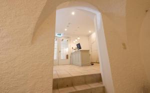 a hallway with an archway leading into a room at Hotel Radetzky in Sankt Gilgen