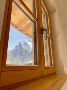 uma janela com vista para uma montanha em Sonnenhof em Mittenwald