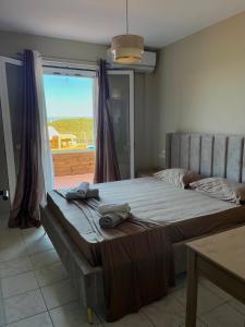 Ένα ή περισσότερα κρεβάτια σε δωμάτιο στο Golden View Suites