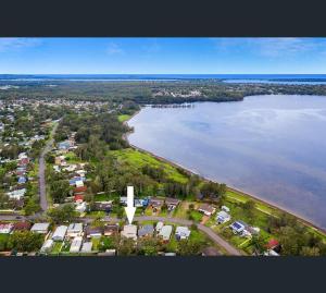 Φωτογραφία από το άλμπουμ του Lake-view Retreat w Spa, nearby Beaches & Shopping in the Central Coast σε Lakeside