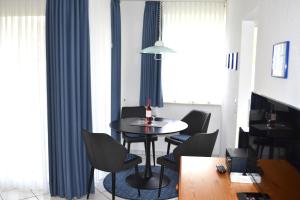 - une salle à manger avec une table et des chaises dans l'établissement Ferienwohnung im Rugstieg, à Wyk auf Föhr