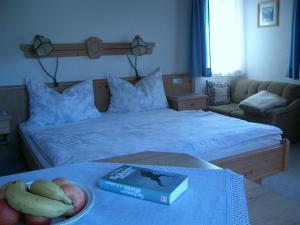 ein Schlafzimmer mit einem Bett mit einer Schale Obst auf einem Tisch in der Unterkunft Andrea Schmaranzer - Privatzimmer in Gosau