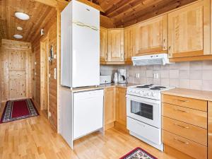 Kuchyň nebo kuchyňský kout v ubytování 6 person holiday home in nneland