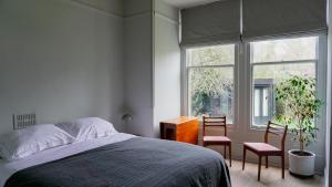 מיטה או מיטות בחדר ב-Beautiful Hotel Style Bedroom Crystal Palace