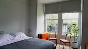 מיטה או מיטות בחדר ב-Beautiful Hotel Style Bedroom Crystal Palace
