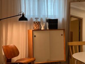 eine Lampe, die auf einem Schrank neben einem Tisch steht in der Unterkunft Seoul Kyeongbokgung Stay in Seoul + 19 Fotos