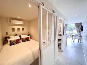 a bedroom with a bed and a sliding glass door at Saint Cyprien, superbe appartement calme proche du port, parking in Saint-Cyprien