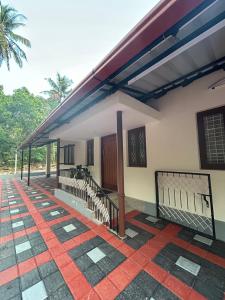 Casa con suelo de baldosa rojo y negro en Glanwoods Inn - 2BHK Antique house - Pets allowed, en Mangalore