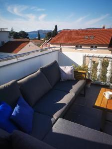 un sofá en la parte superior de un balcón en Apartment TJK, en Sveti Filip i Jakov