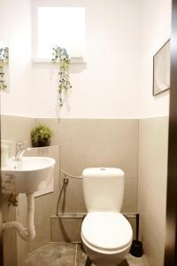 y baño con aseo y lavamanos. en Schöndorf Hostel - virtual reception, en Bratislava