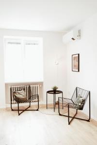 salon z 2 krzesłami i stołem w obiekcie Schöndorf Hostel - virtual reception w Bratysławie
