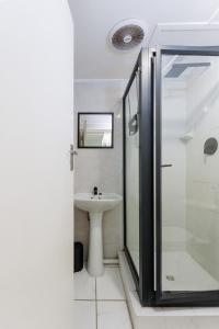 y baño blanco con lavabo y ducha. en Seagull 311, en Margate