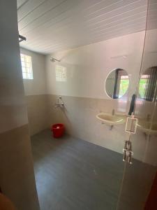 y baño con lavabo y espejo. en Glanwoods Inn - 2BHK Antique house - Pets allowed, en Mangalore