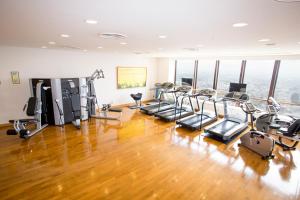 un gimnasio con cintas de correr y máquinas elípticas en Okura Act City Hamamatsu, en Hamamatsu