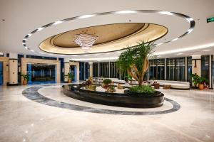 濠莊的住宿－Emerald Ho Tram Resort，大厅,大楼中央有一个大型喷泉