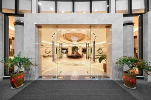 un vestíbulo de un edificio con una gran puerta de cristal en Emerald Ho Tram Resort en Ho Tram