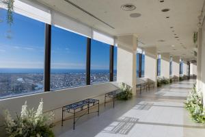 浜松市にあるオークラアクトシティホテル浜松の窓付きの建物の最上階からの眺め