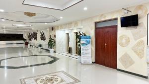 um lobby com uma porta e um sinal na parede em Inturist Hotel Classic Grand Bukhara em Bukhara