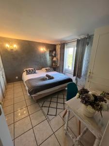 um quarto com uma cama grande e uma mesa em Villa Chapulay em Valencin