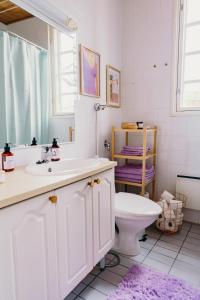 een badkamer met een witte wastafel en een toilet bij Idyllinen huvikumpu Vanhan Rauman ytimessä, In the heart of Old Rauma in Rauma