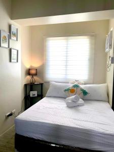 Ένα ή περισσότερα κρεβάτια σε δωμάτιο στο 2 BEDROOM CONDO close to SM Tungko BULACAN ideal for Family Queen bed on Bedroom 1 accessible to Bedroom 2 with sliding doors Free Wifi & Netflix to watch in a comfy sofa & twin bed Access to SWIMMING POOL entry is very affordable and kids get for free