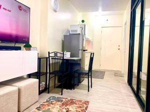 Η κουζίνα ή μικρή κουζίνα στο 2 BEDROOM CONDO close to SM Tungko BULACAN ideal for Family Queen bed on Bedroom 1 accessible to Bedroom 2 with sliding doors Free Wifi & Netflix to watch in a comfy sofa & twin bed Access to SWIMMING POOL entry is very affordable and kids get for free