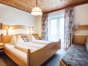 クライナルにあるAppealing Apartment in Kleinarl with Ski Storageのベッドルーム(大型ベッド1台、窓付)