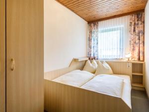 クライナルにあるAppealing Apartment in Kleinarl with Ski Storageの窓付きの部屋のベッド1台