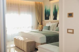 Un dormitorio con una cama grande y una ventana en Hotel Bernarda en Varaždinske Toplice